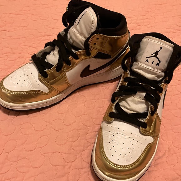 Air Jordan 1 Mid SE ‘Metallic Gold’ - Picture 1 of 3